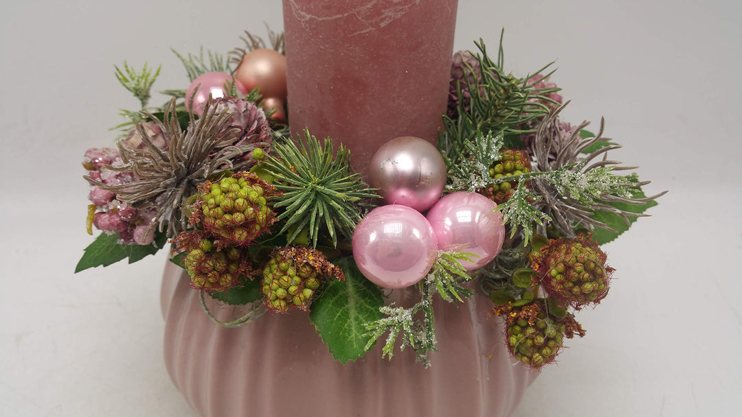 Weihnachtskranz Weihnachtsgesteck Adventskranz Kerze Kugeln Beeren Tanne rosa