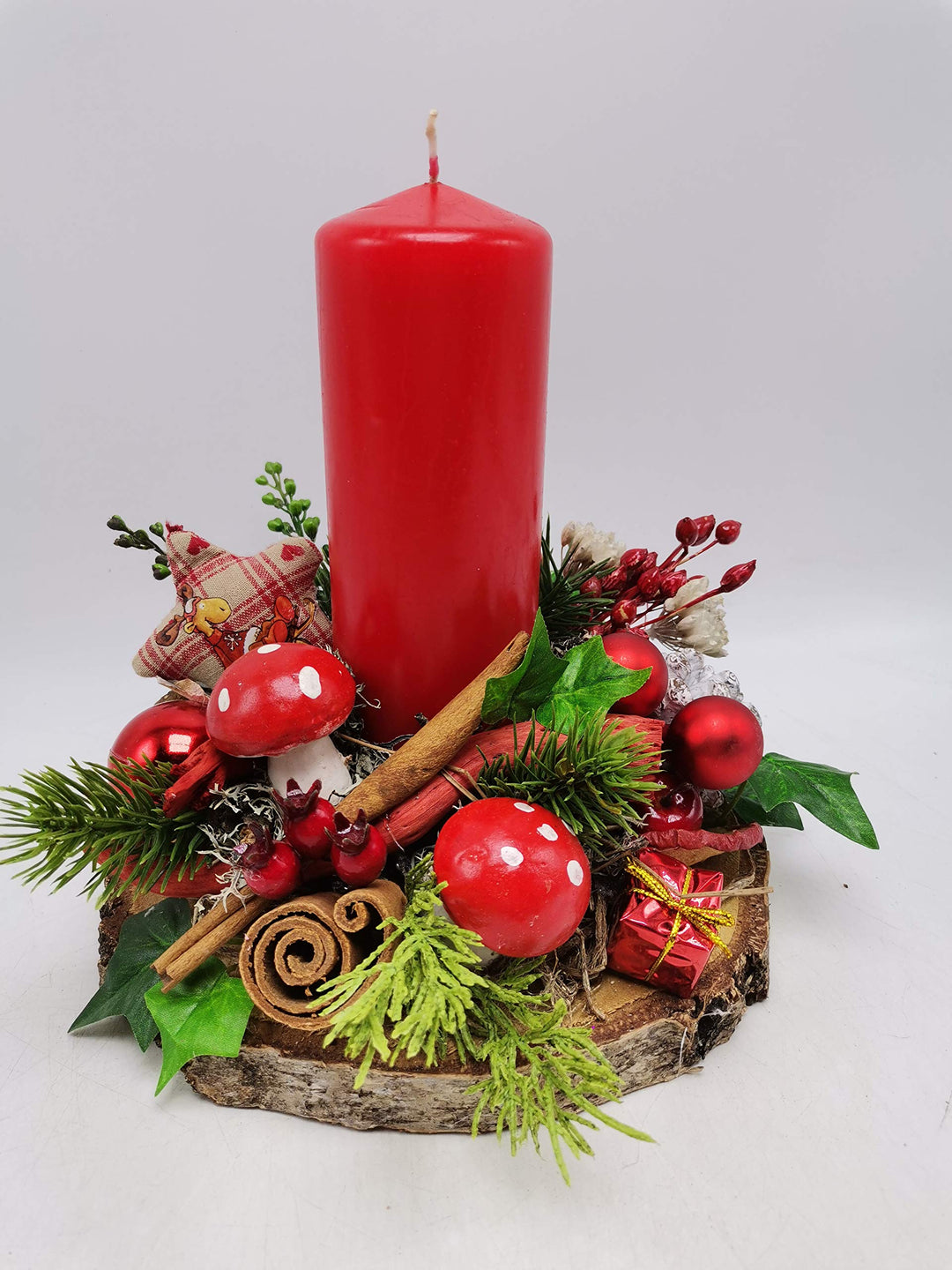 Weihnachtsgesteck Adventsgesteck Wintergesteck Kerze Pilze Kugeln Beeren rot