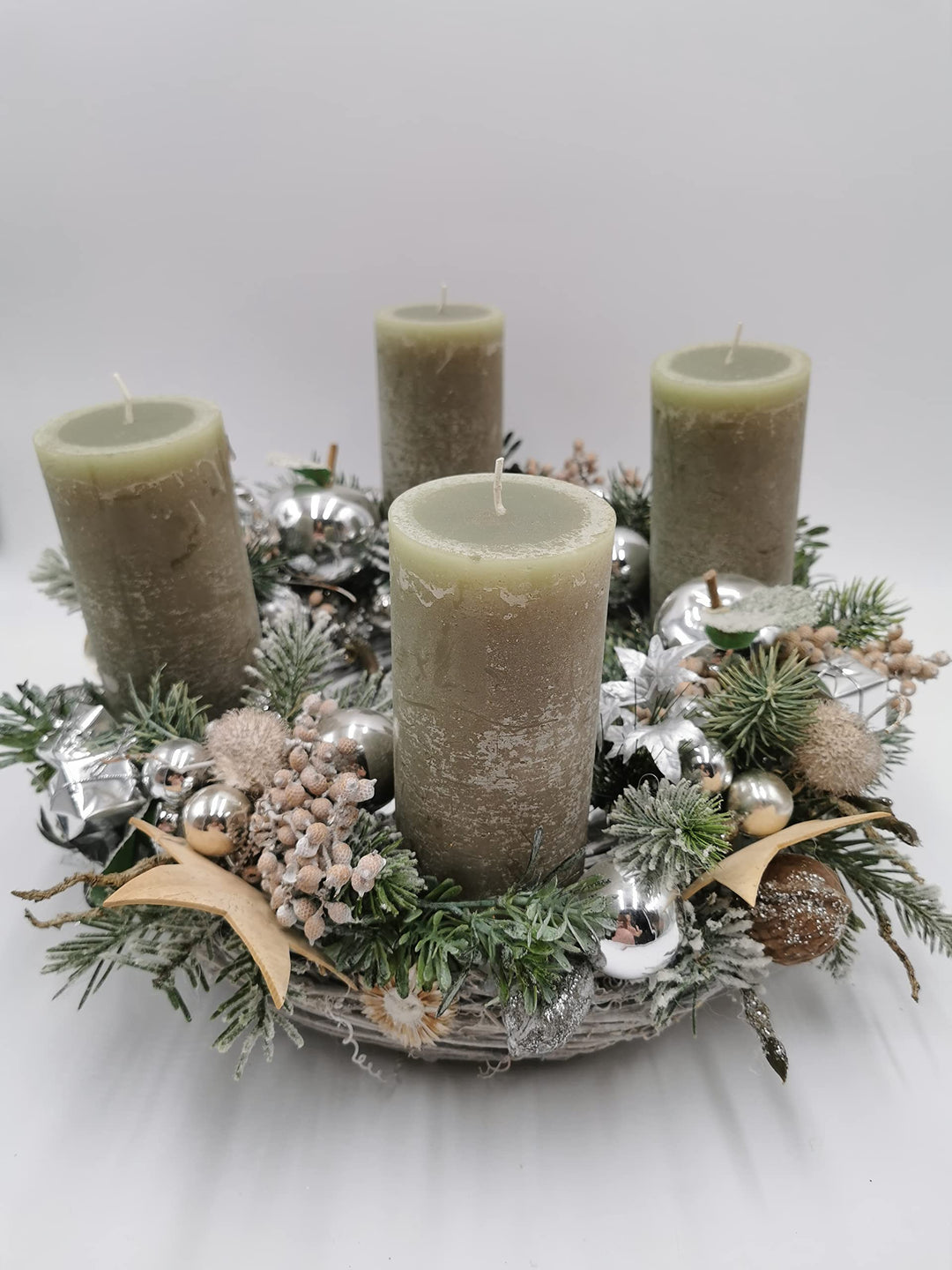 Weihnachtsgesteck Adventskranz Kerzen Kugeln Sterne Tanne silber natur