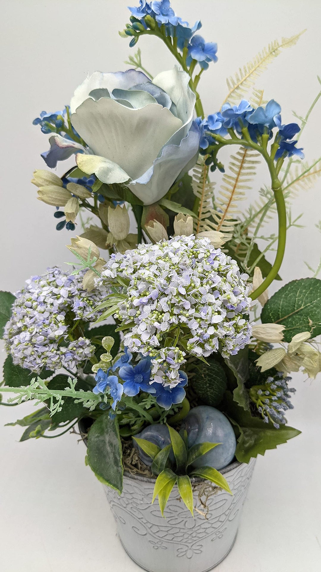 Sommergesteck Tischgesteck Sommerdekoration Seidenblumen Rose Hortensie Schnecken blau
