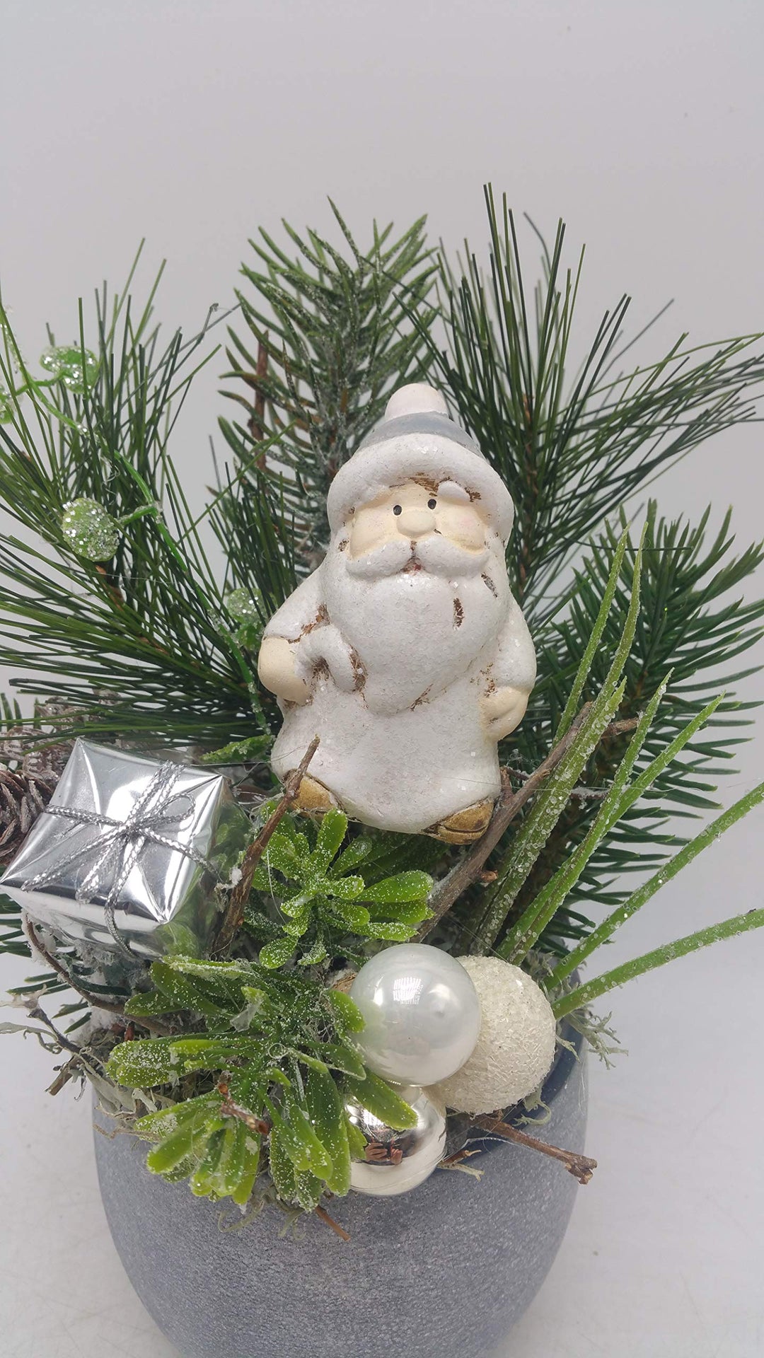 Weihnachtsgesteck Adventsgesteck Weihnachtsmann Geschenk Kugeln Tanne