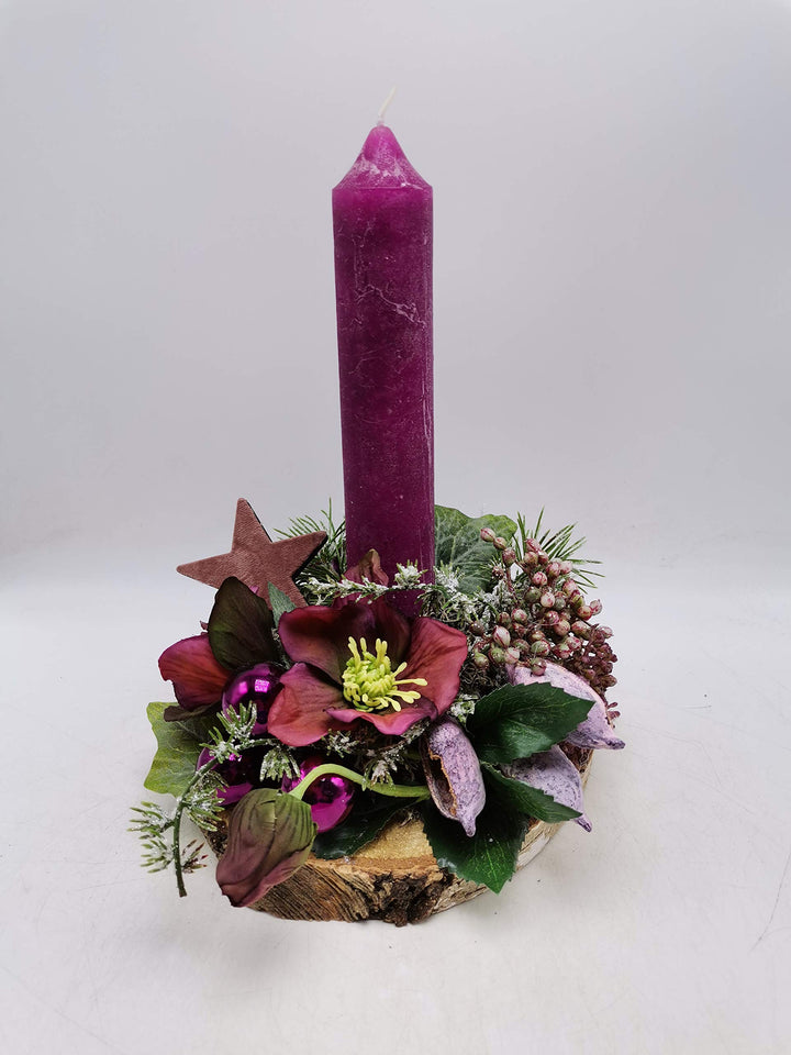 Weihnachtsgesteck Adventsgesteck Wintergesteck Kerze Kugeln Christrosen lila bordeaux