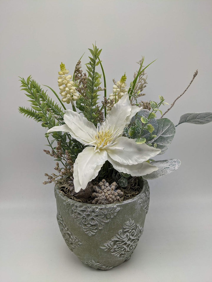 Frühlingsdekoration Frühlingsgesteck Blumengesteck Clematis Traubenhyazinthen weiß