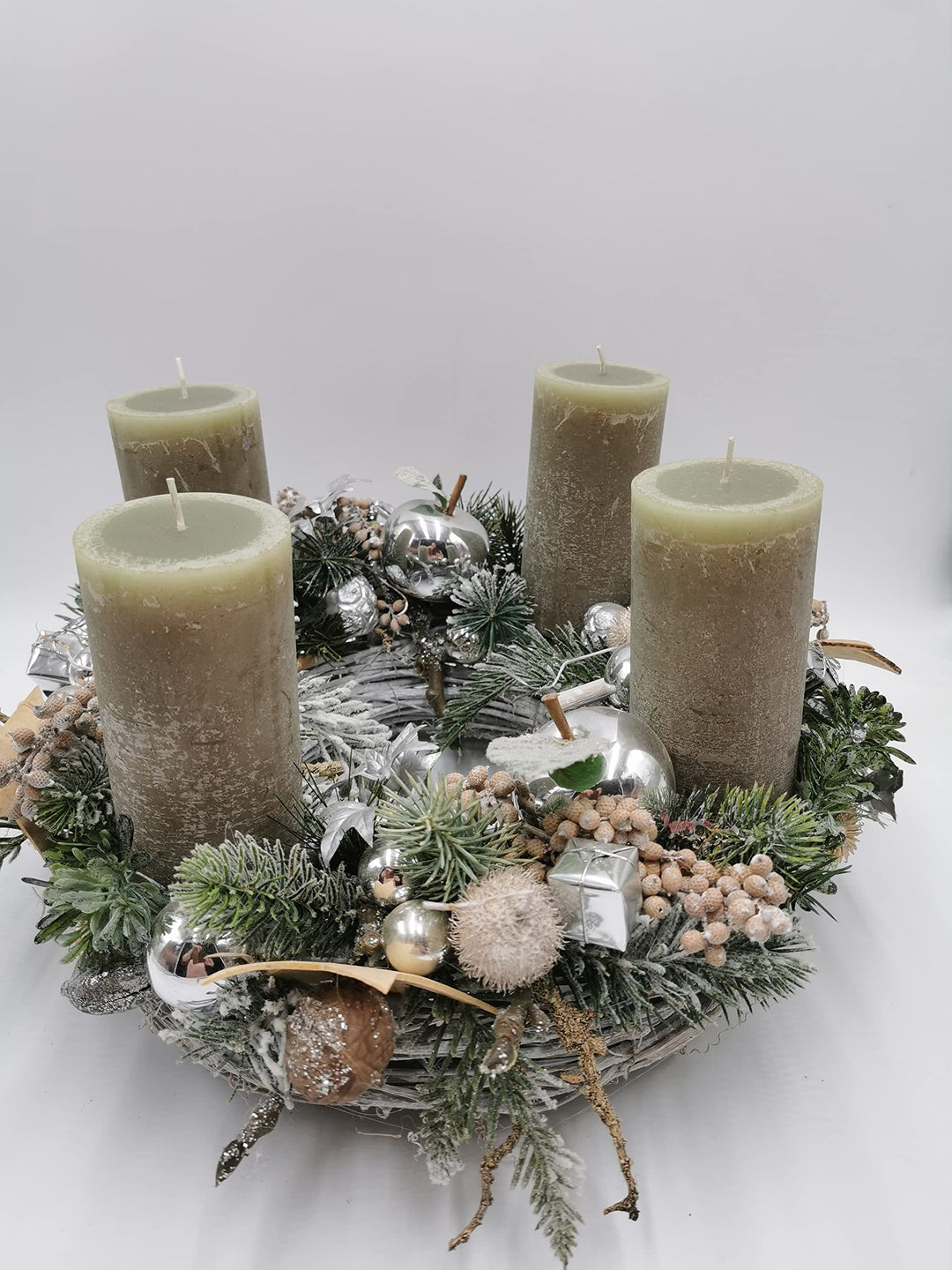 Weihnachtsgesteck Adventskranz Kerzen Kugeln Sterne Tanne silber natur