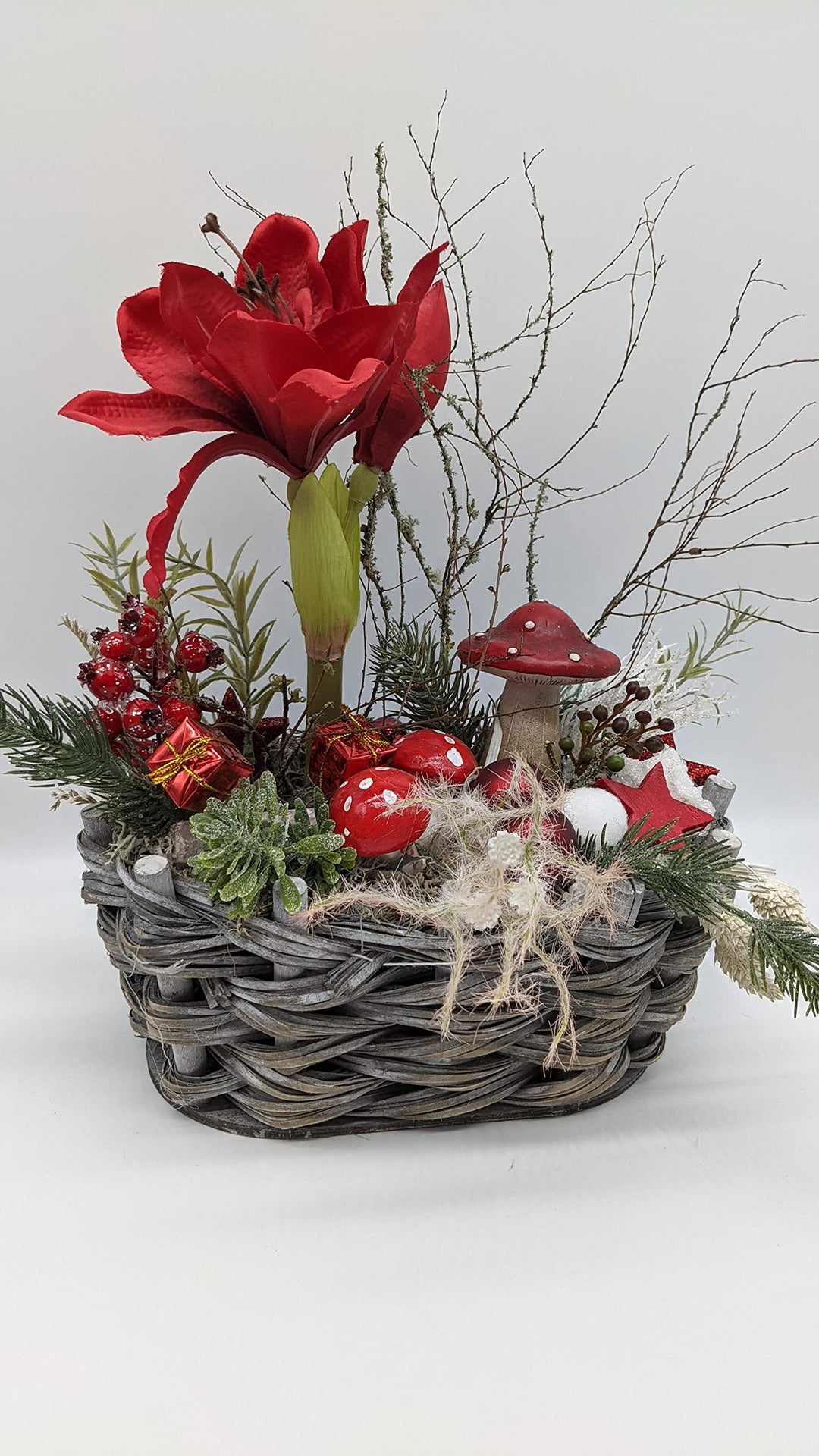 Weihnachtsgesteck Adventsgesteck Wintergesteck Tischgesteck Amaryllis Pilze Sterne rot