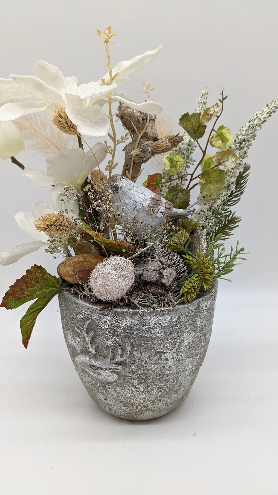 Wintergesteck Winterdekoration Blumenarrangement Magnolie Heide Zapfen Vogel weiß silber