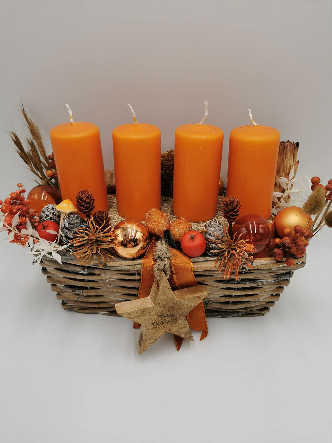 Weihnachtsgesteck Adventsgesteck Tischgesteck Kugel Schleife Stern Zapfen Kerze Beeren Gräser orange natur