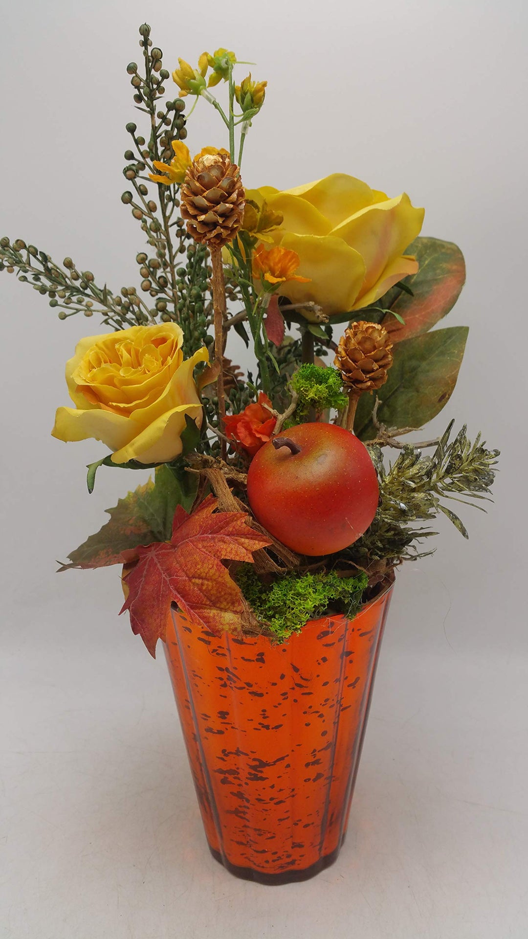 Seidenblumengesteck Herbstgesteck Kunstblumen Rosen Apfel Zapfen Laub orange