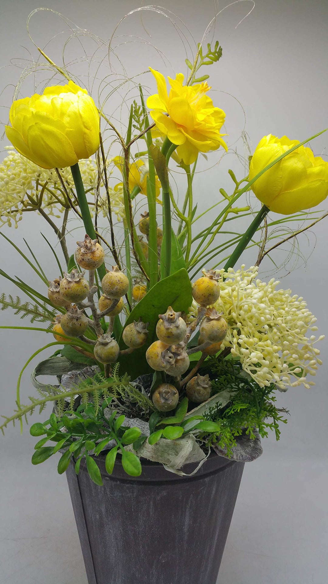 Tischgesteck Frühlingsgesteck Blumengesteck Tulpen Narzissen Beeren Gräser gelb