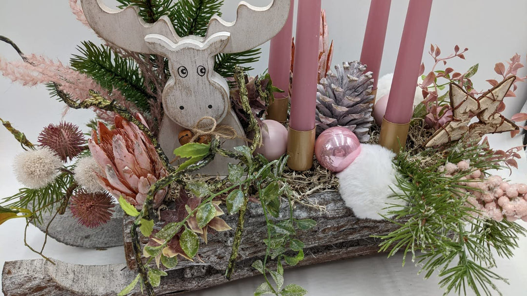 Weihnachtsgesteck Adventsgesteck Tischgesteck Kugel Zapfen Stern Elch Kerze Beeren Tanne rosa creme