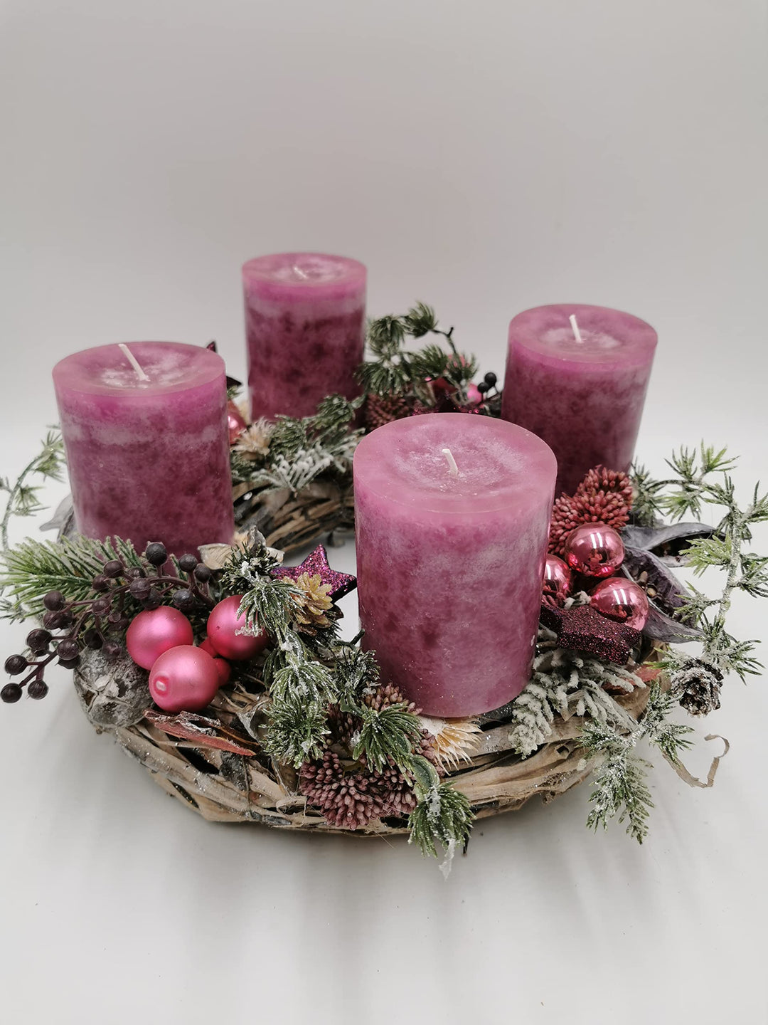 Weihnachtsgesteck Adventskranz Adventsgesteck Kugel Stern Kerze Beeren Tanne rosa pink