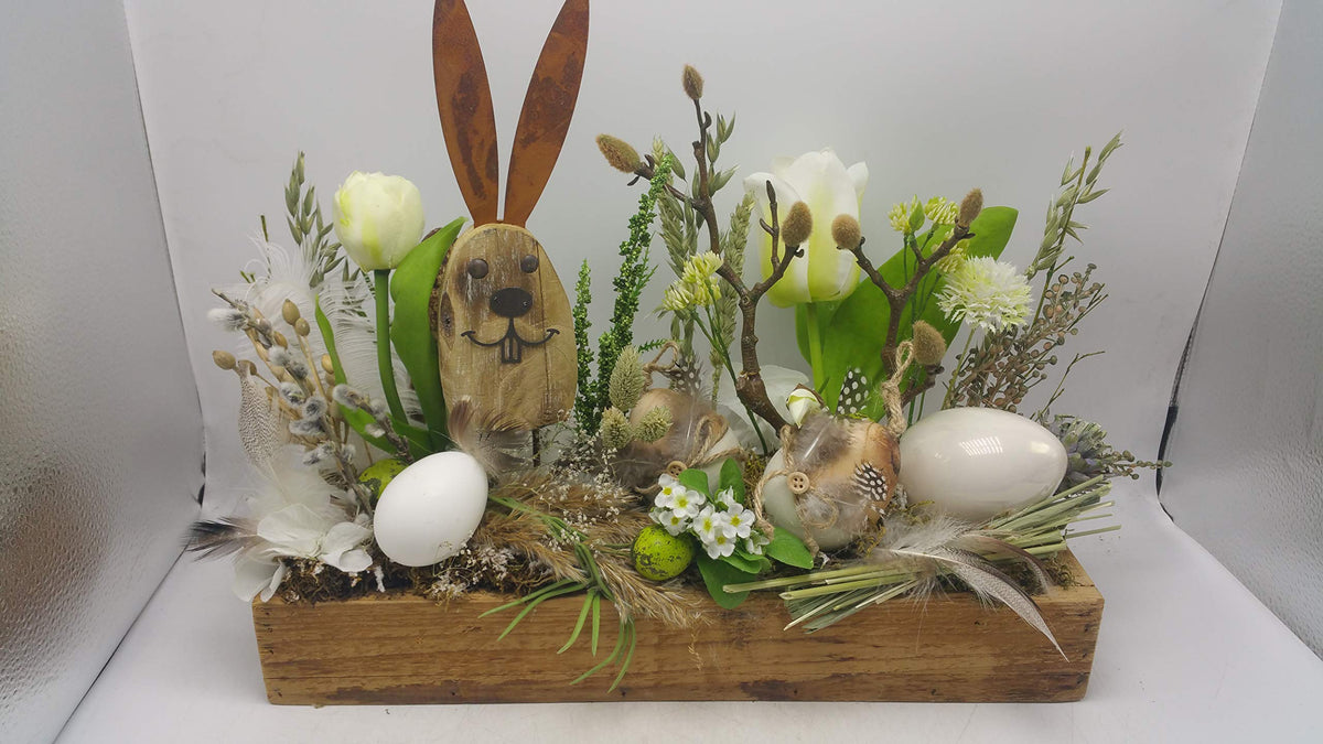 Ostergesteck im Holzkasten mit Holzhase, weißen Tulpen, Weidenkätzchen, Eiern und Federn