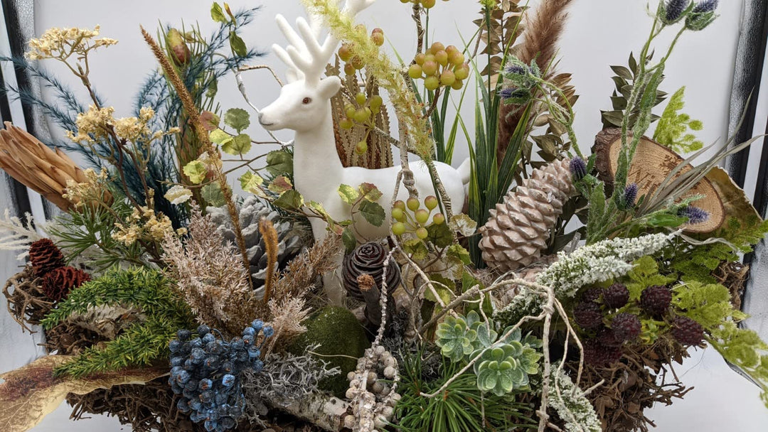 Wintergesteck Tischgesteck Hirsch Zapfen Distel Heide Beeren Gräser natur weiß