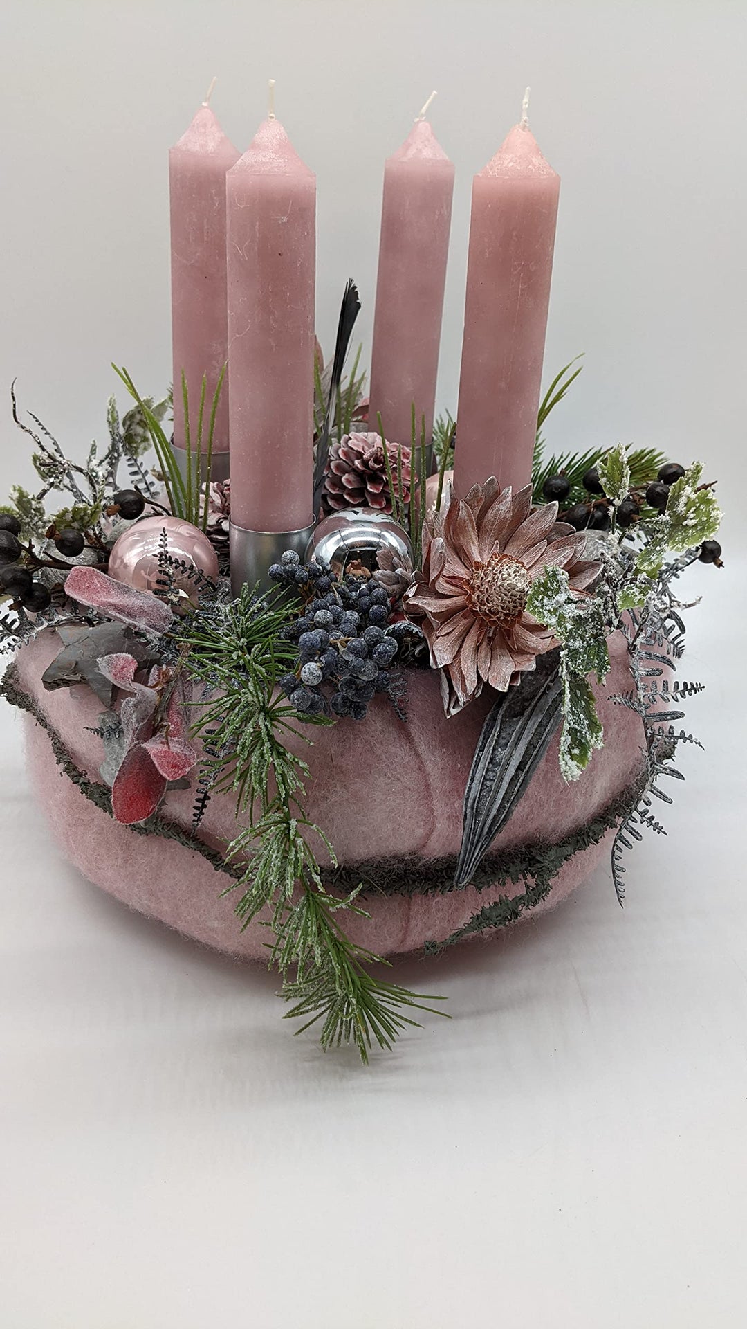 Weihnachtskranz Adventskranz Adventsgesteck Blüte Beeren Kerzen Kugeln Tischgesteck rosa