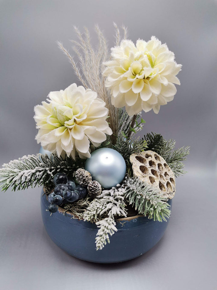 Weihnachtsgesteck Seidenblumengesteck Wintergesteck Chrysanthemen Kugel Tanne blau