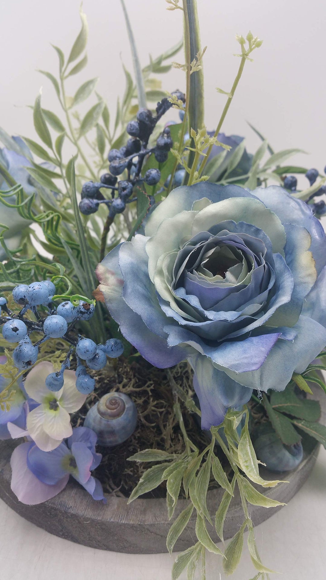 Tischgesteck Herbstgesteck Kunstfloristik Blumengesteck Rosen Beeren blau