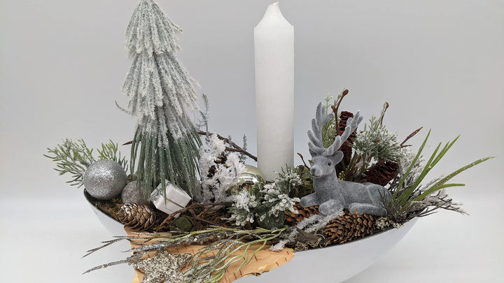Weihnachtsgesteck Adventsgesteck Tischgesteck Hirsch Bäumchen Kerze Kugeln weiß