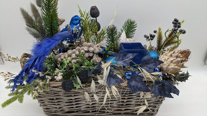 Weihnachtsgesteck Adventsgesteck Wintergesteck Weihnachten Vogel Kugeln Efeu Beeren blau