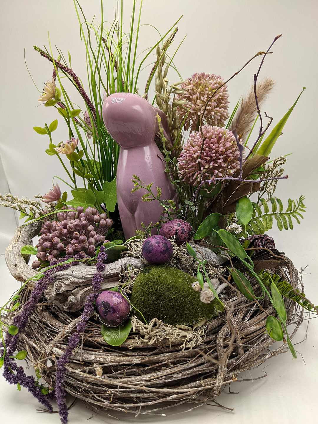 Ostergesteck Osterdeko Frühlingsgesteck Seidenblumen Hase Eier Allium Farn Beeren lila