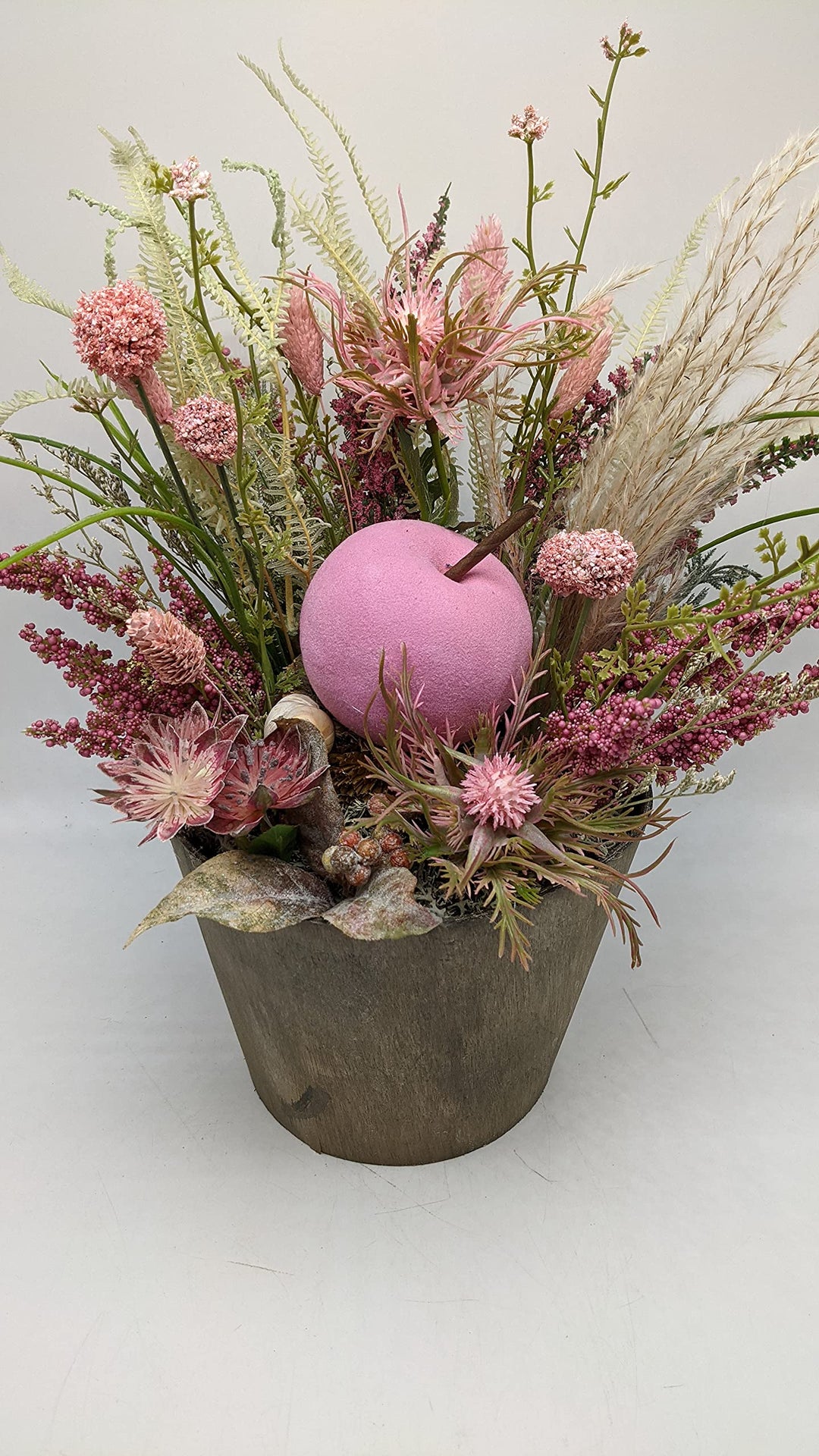 Gesteck Herbstgesteck Herbstdekoration Seidenblumen Apfel Heide Gräser rosa braun