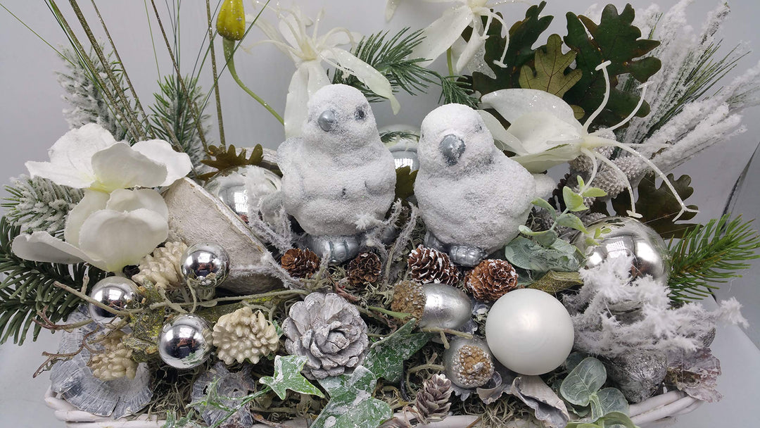 Weihnachtsgesteck Adventsgesteck Wintergesteck Vögel Kugeln Blüten Zapfen weiß