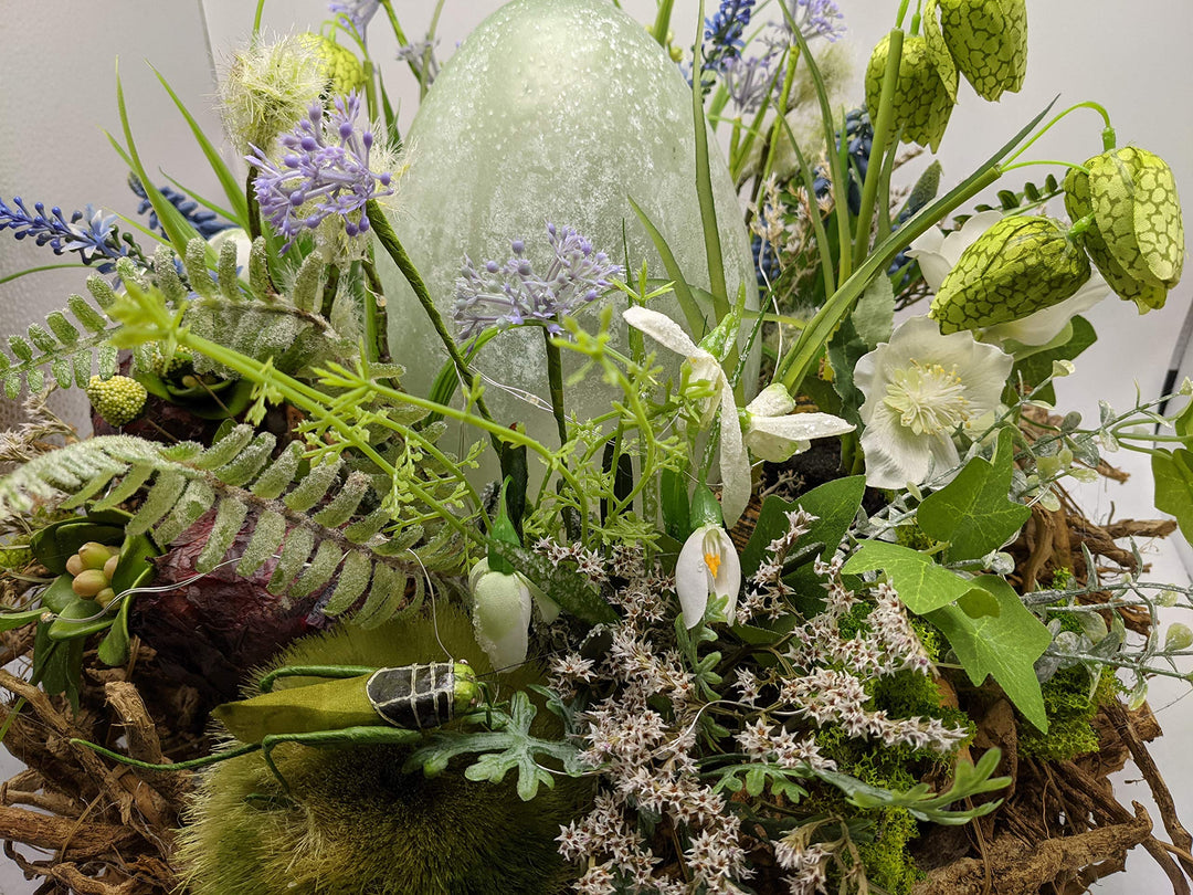 Ostergesteck Frühlingsgesteck Seidenblumen Glas-Ei Schachbrettblumen M – Myfleur