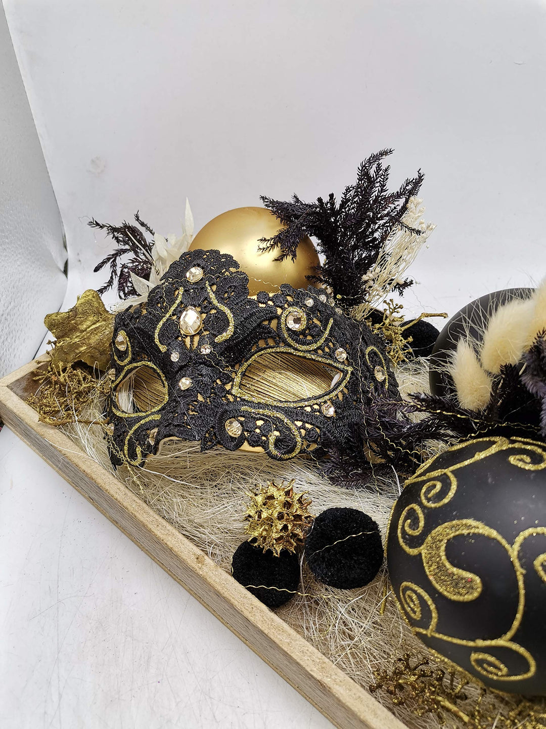 Weihnachtsgesteck Adventsgesteck Wintergesteck Windlicht Kugeln Sterne Maske schwarz gold
