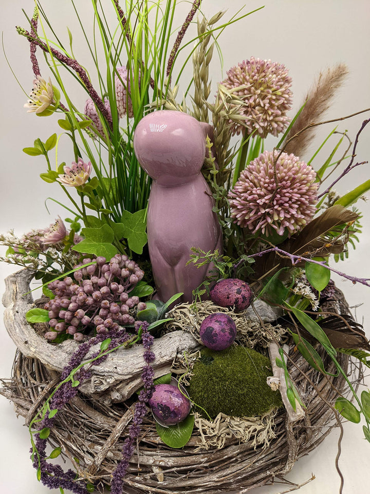 Ostergesteck Osterdeko Frühlingsgesteck Seidenblumen Hase Eier Allium Farn Beeren lila