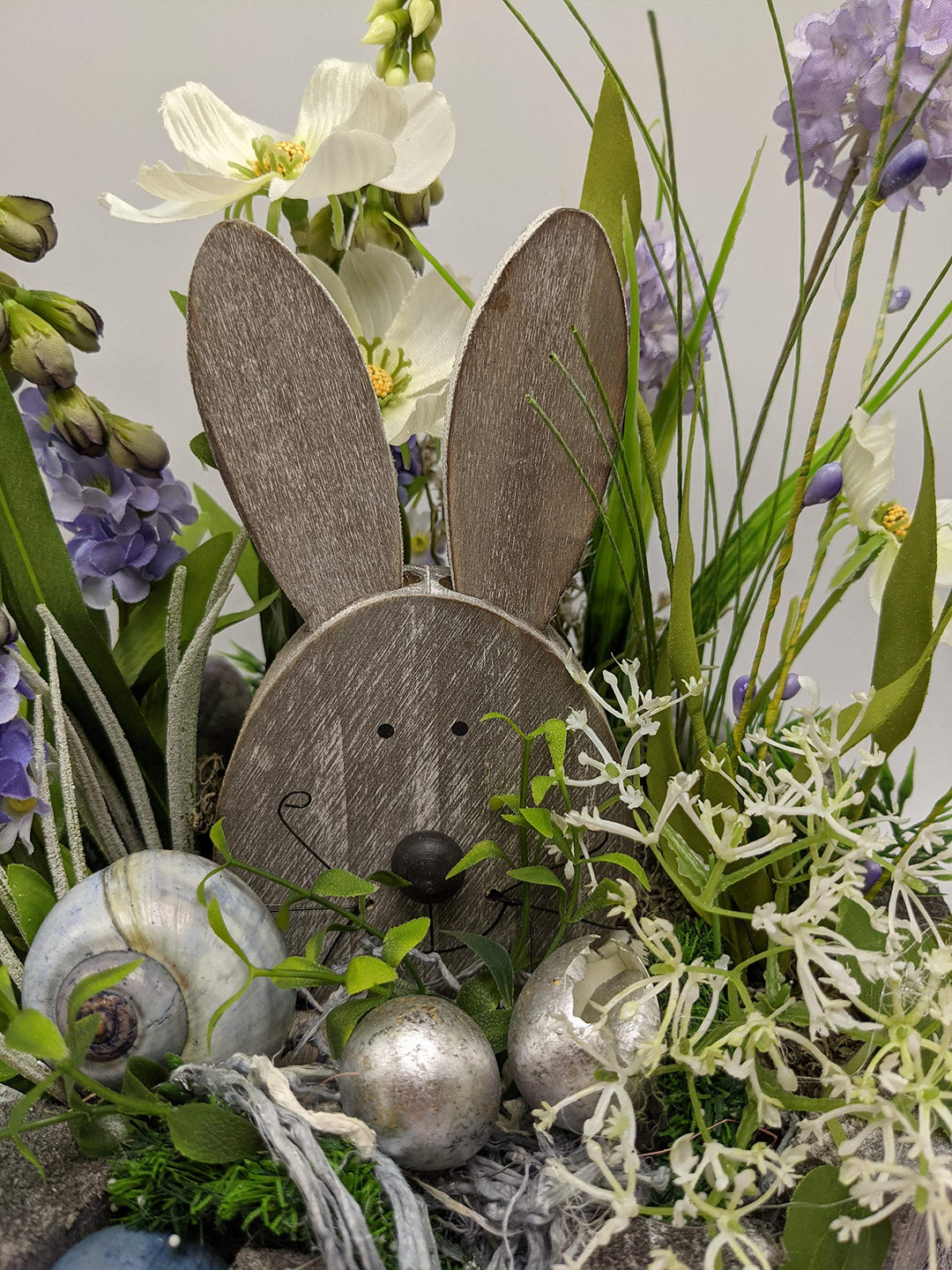 Ostergesteck Frühlingsgesteck Seidenblumen Hase Eier Blüten Schnecken lila weiß grau