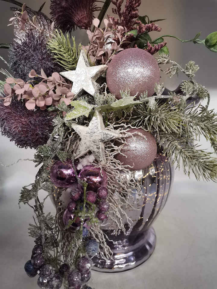 Weihnachtsgesteck Advent Wintergesteck Kugeln Sterne Beeren Distel Bonboniere LED lila