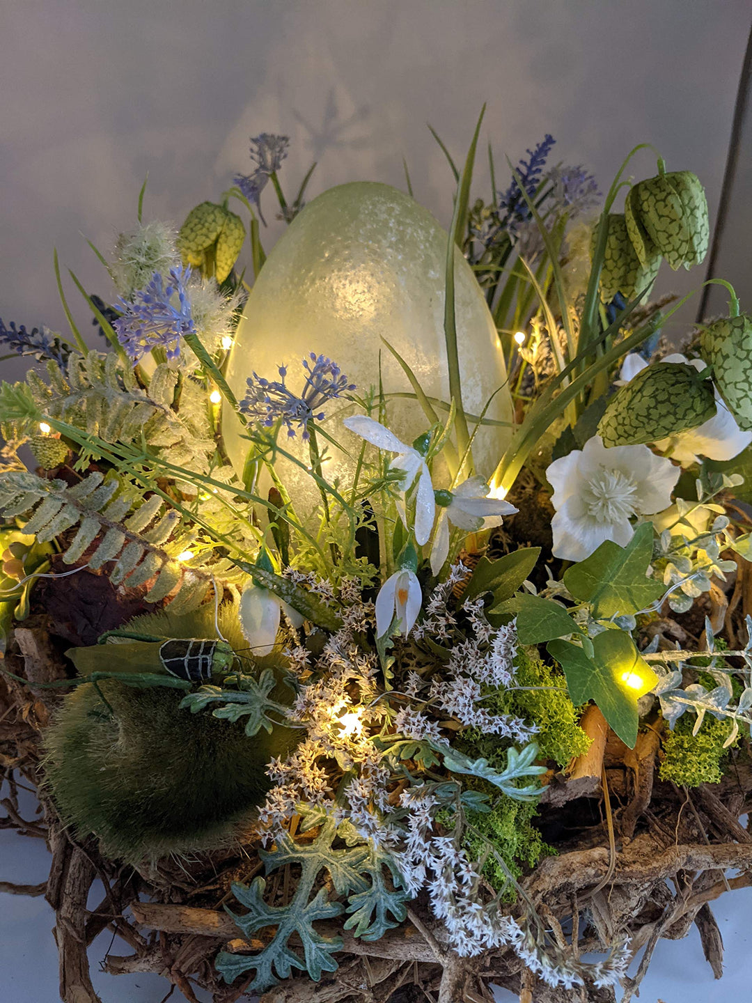 Ostergesteck Frühlingsgesteck Seidenblumen Glas-Ei Schachbrettblumen Moos Gräser LED XL