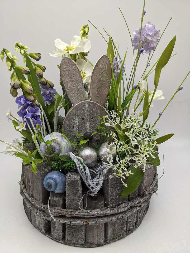 Ostergesteck Frühlingsgesteck Seidenblumen Hase Eier Blüten Schnecken lila weiß grau