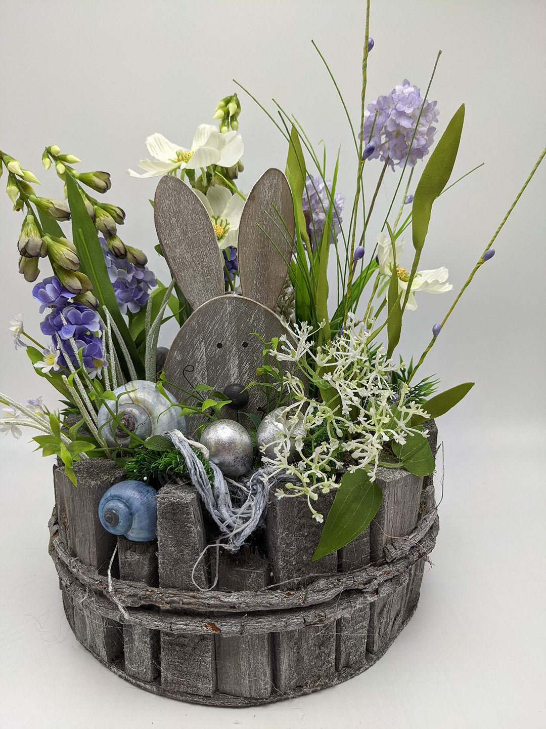 Ostergesteck Frühlingsgesteck Seidenblumen Hase Eier Blüten Schnecken lila weiß grau