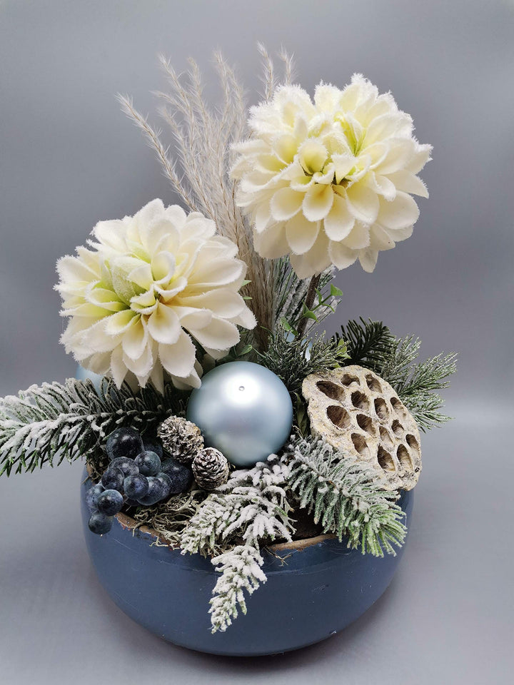 Weihnachtsgesteck Seidenblumengesteck Wintergesteck Chrysanthemen Kugel Tanne blau