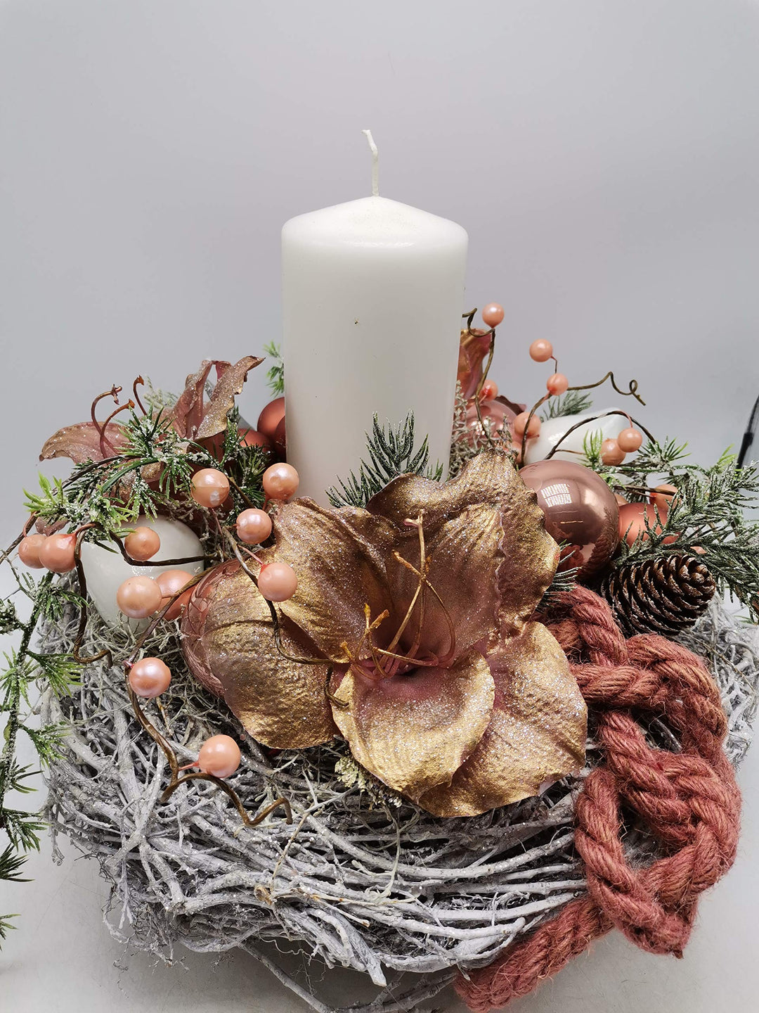 Weihnachtskranz Adventskranz Weihnachtsgesteck Kerze Kugeln Amaryllis Beeren weiß apricot