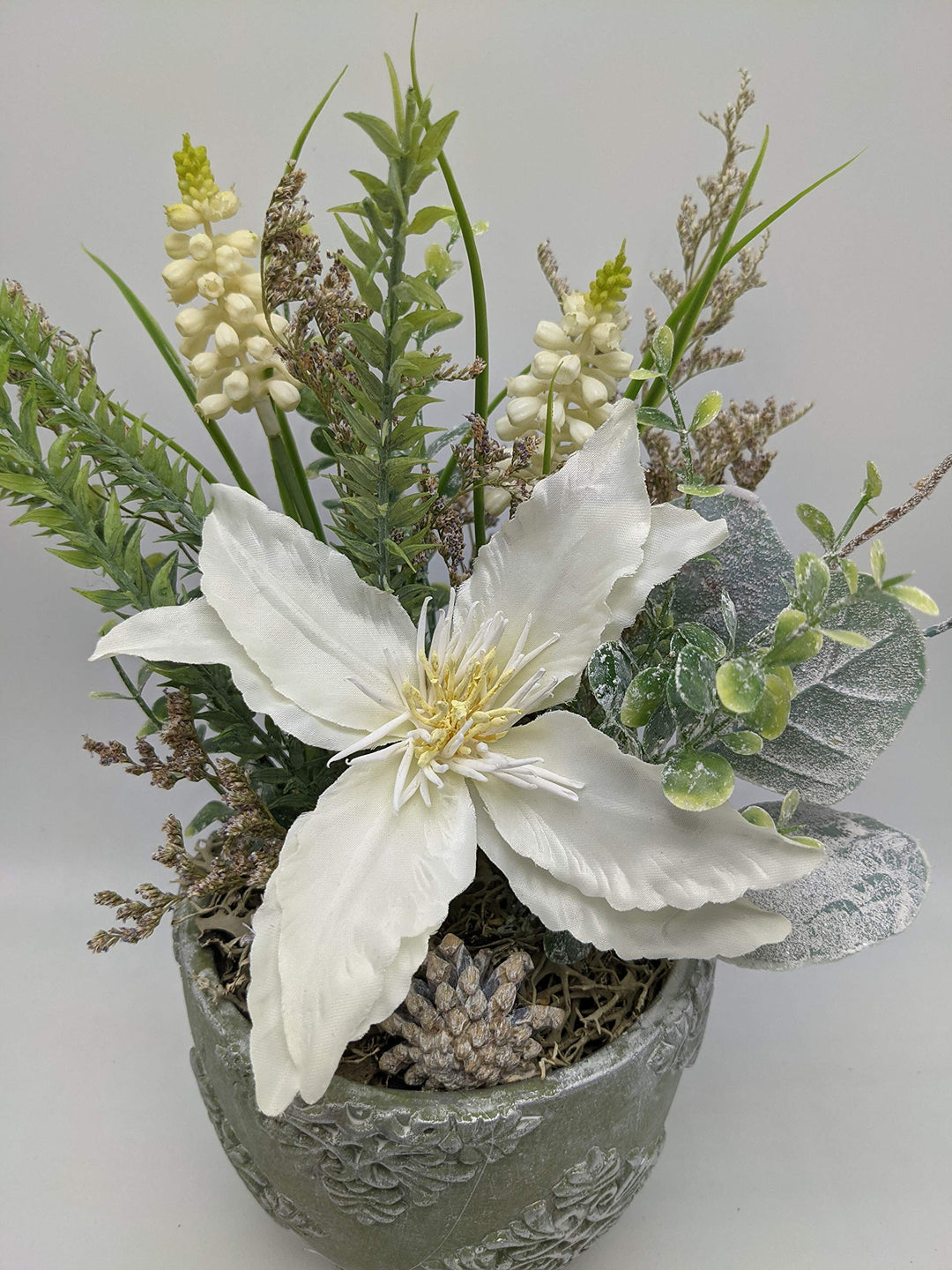 Frühlingsdekoration Frühlingsgesteck Blumengesteck Clematis Traubenhyazinthen weiß