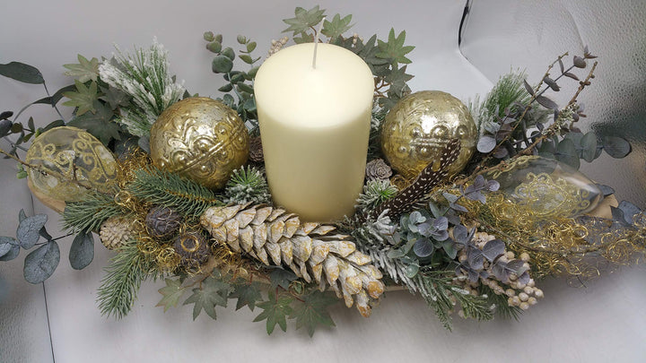 Weihnachtsgesteck Adventsgesteck Kunstfloristik Kerze Kugeln Zapfen Beeren gold