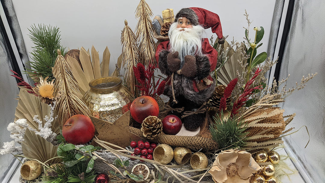 Weihnachtsgesteck Adventsgesteck Wintergesteck Weihnachtsmann Windlicht Banksia Äpfel XXL