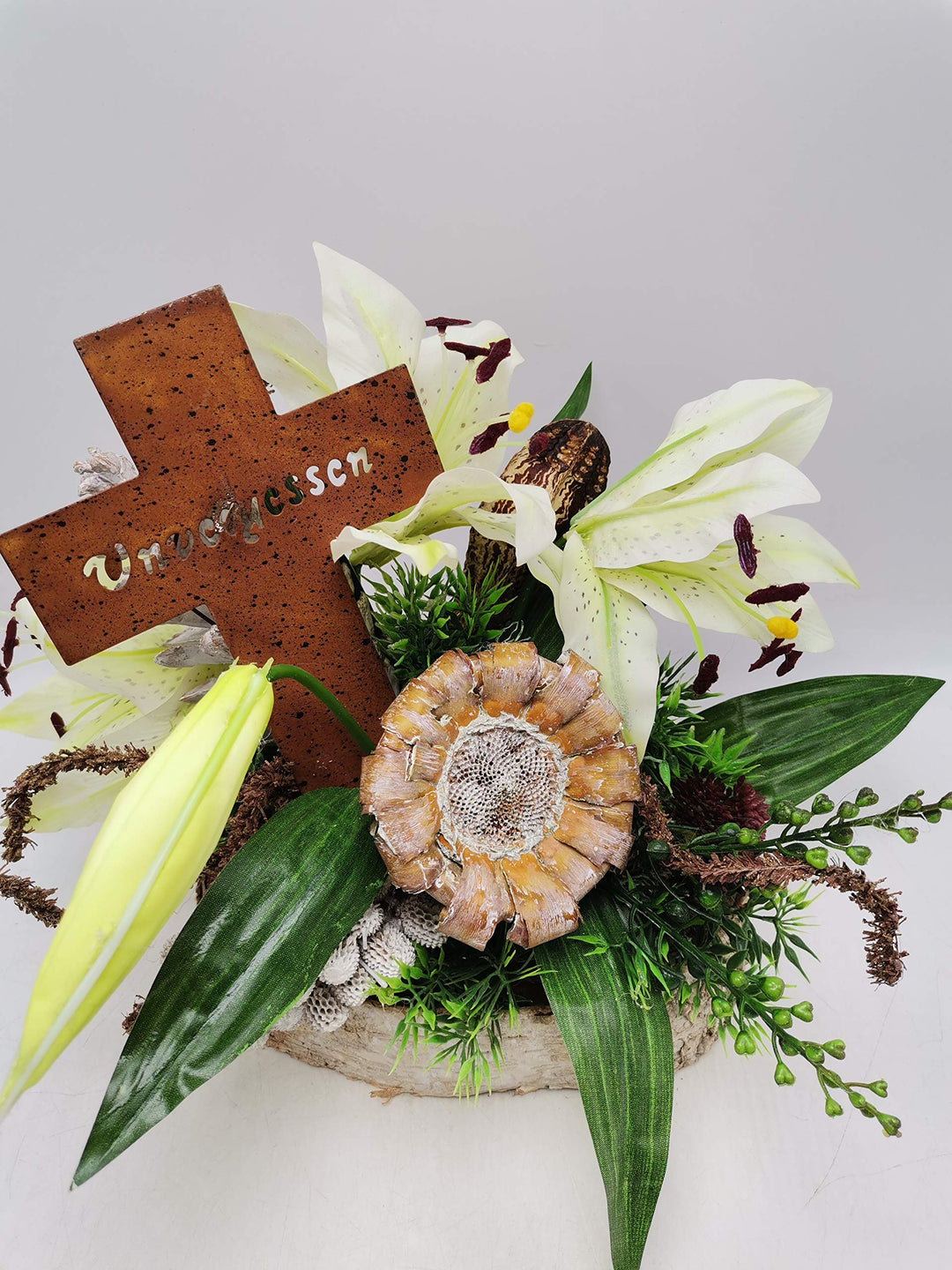 Grabgesteck Lilien mit Kreuz