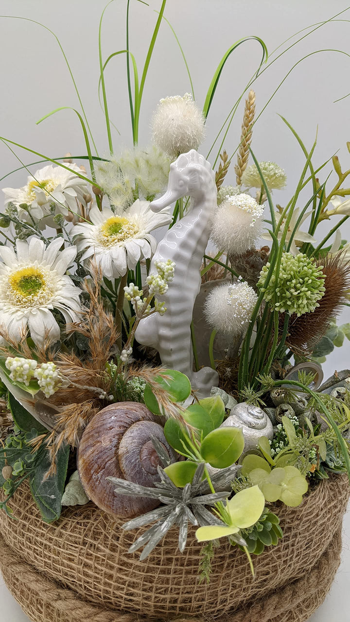 Tischgesteck Sommergesteck Sommerdekoration Seepferdchen Gerbera Schnecken maritim weiß