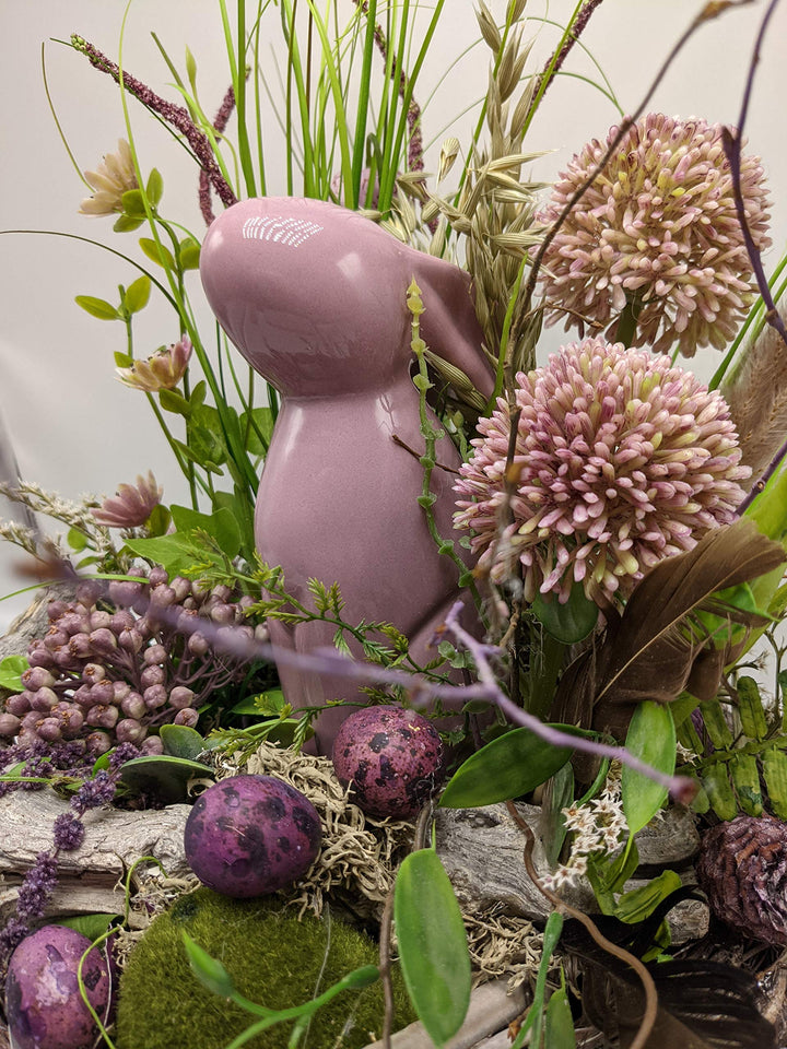 Ostergesteck Osterdeko Frühlingsgesteck Seidenblumen Hase Eier Allium Farn Beeren lila