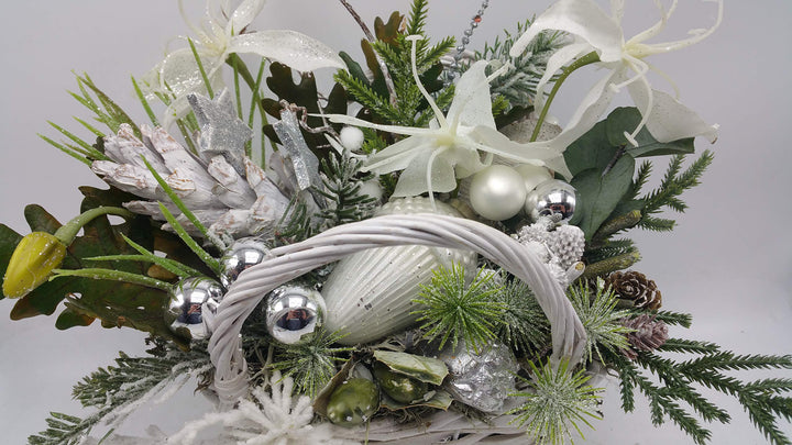 Weihnachtsgesteck Adventsgesteck Wintergesteck Kugeln Sterne Blüten weiß silber