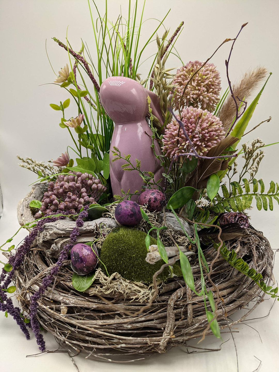 Ostergesteck Osterdeko Frühlingsgesteck Seidenblumen Hase Eier Allium Farn Beeren lila