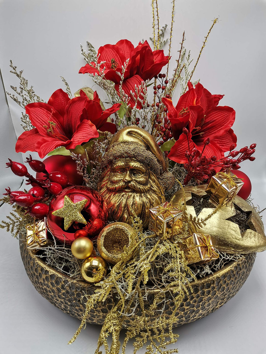 Wintergesteck Gesteck Weihnachtsgesteck Amaryllis Weihnachtsmann Kugeln rot gold XL