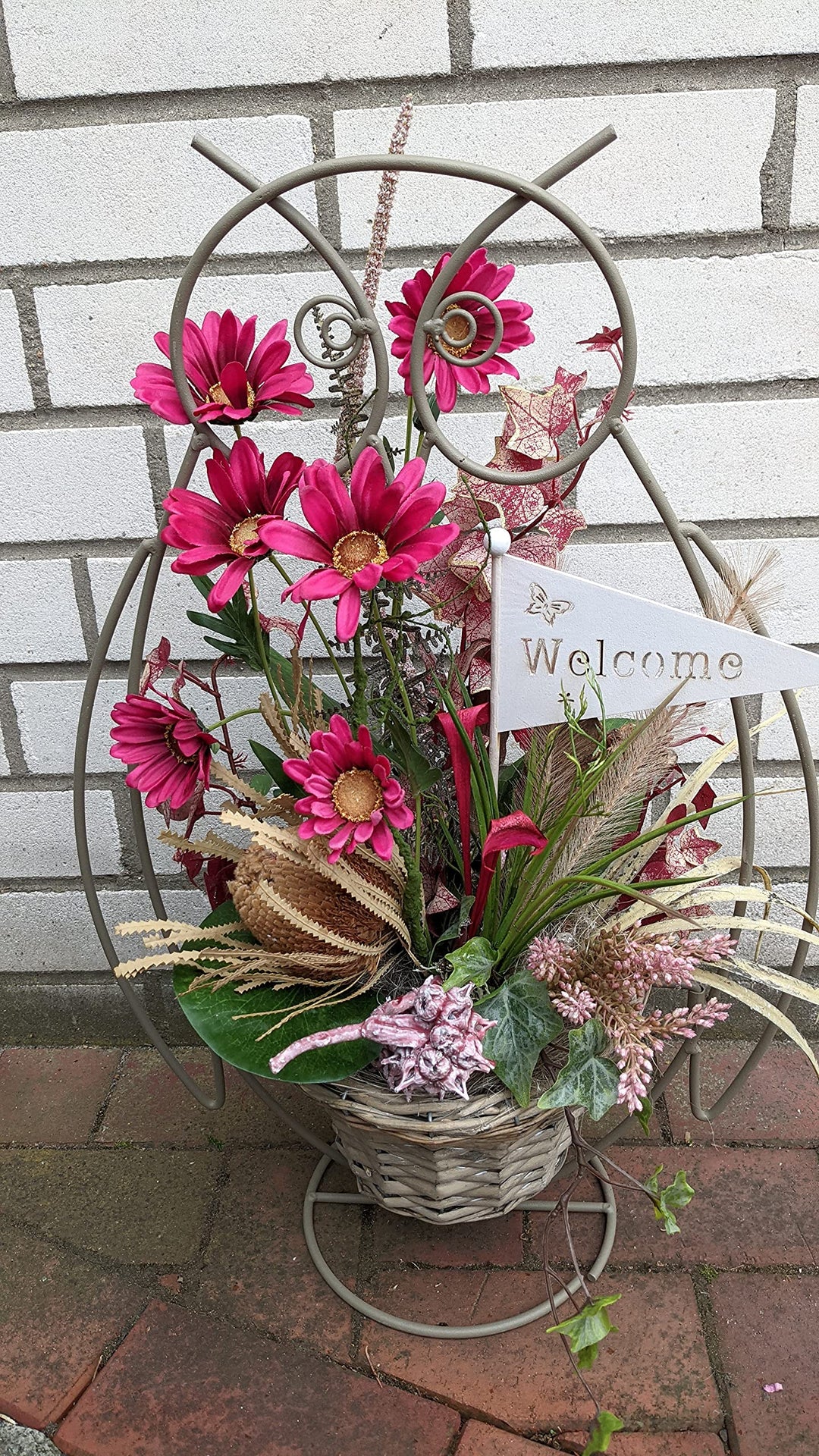 Sommergesteck Sommerdekoration Seidenblumen Eule Gerbera Banksia"Welcome" pink