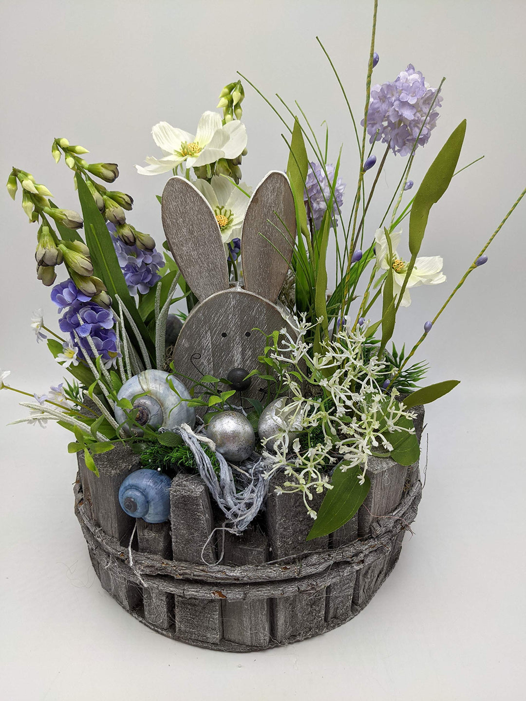 Ostergesteck Frühlingsgesteck Seidenblumen Hase Eier Blüten Schnecken lila weiß grau