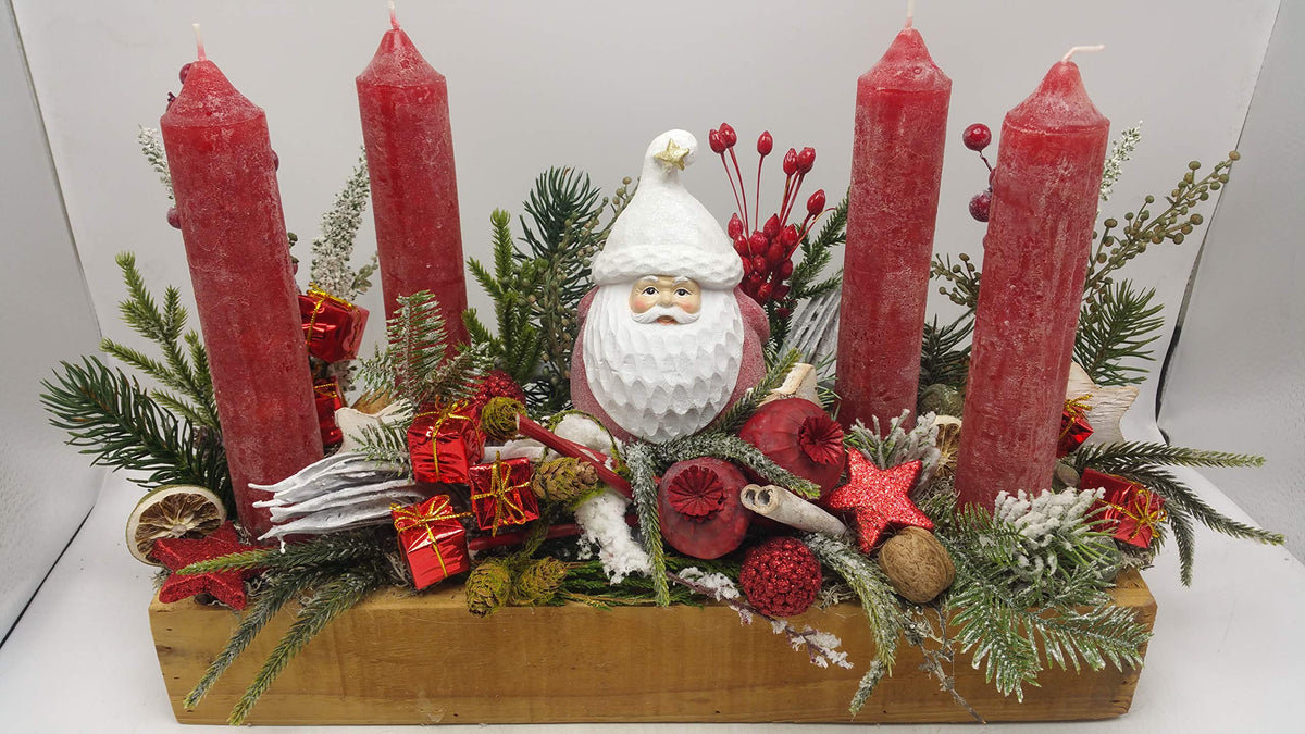 Adventsgesteck im Holzkasten mit vier roten Kerzen, Weihnachtsmann, roten Geschenken, Mohnkapseln und Tannenzweigen