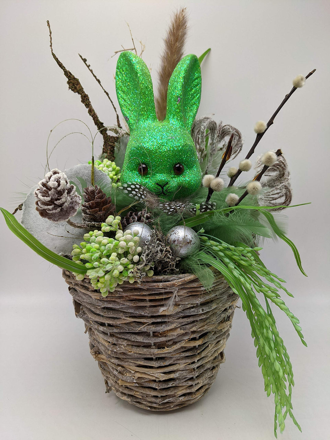 Ostergesteck Osterdeko Frühlingsgesteck Seidenblumen Hase Eier Gräser Zapfen Korb grün