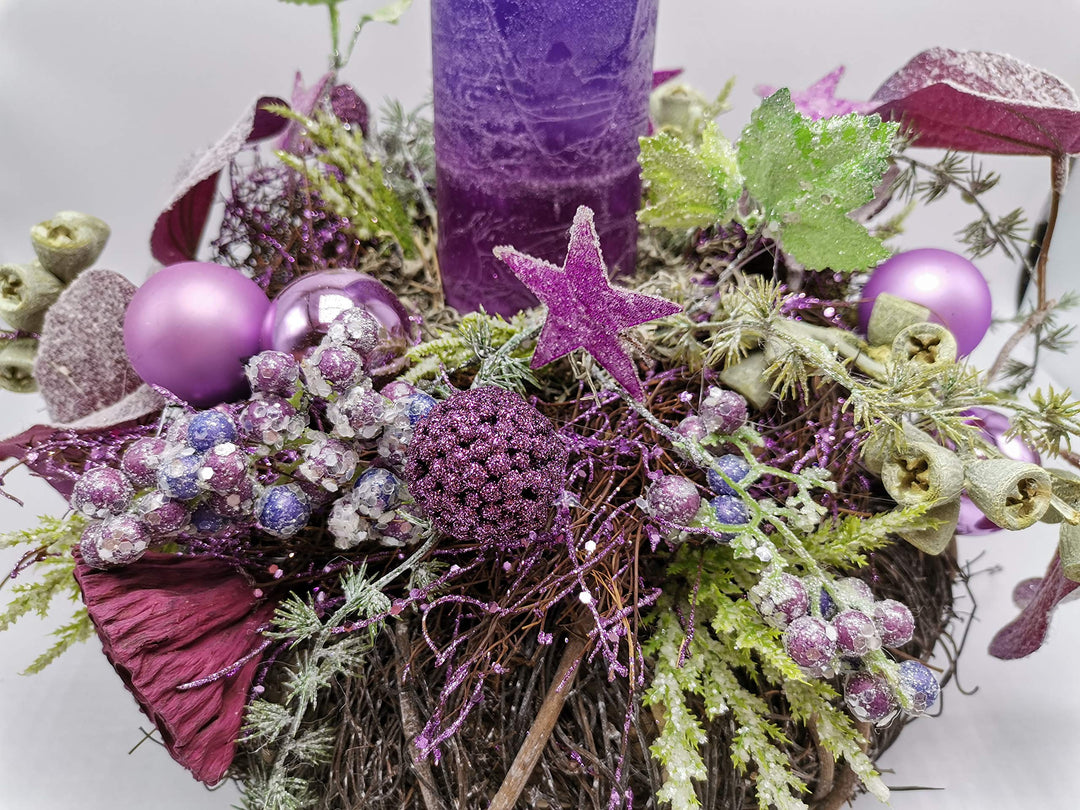 Weihnachtsgesteck Adventsgesteck Adventskranz Kerze Kugeln Beeren Gräser Ranken lila