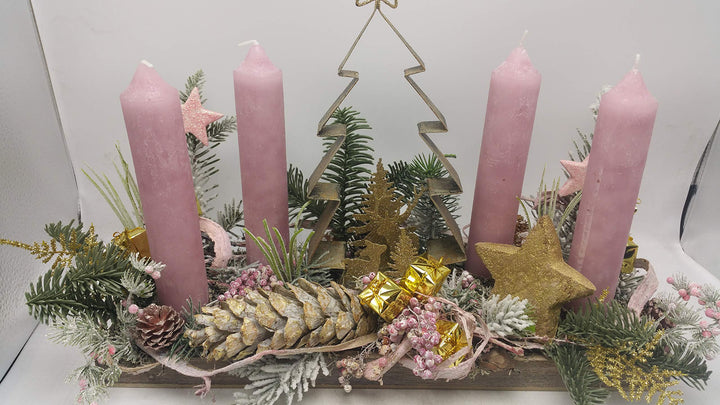 Weihnachtsgesteck Adventsgesteck Kunstfloristik Kerzen Tannenbaum Zapfen rosa